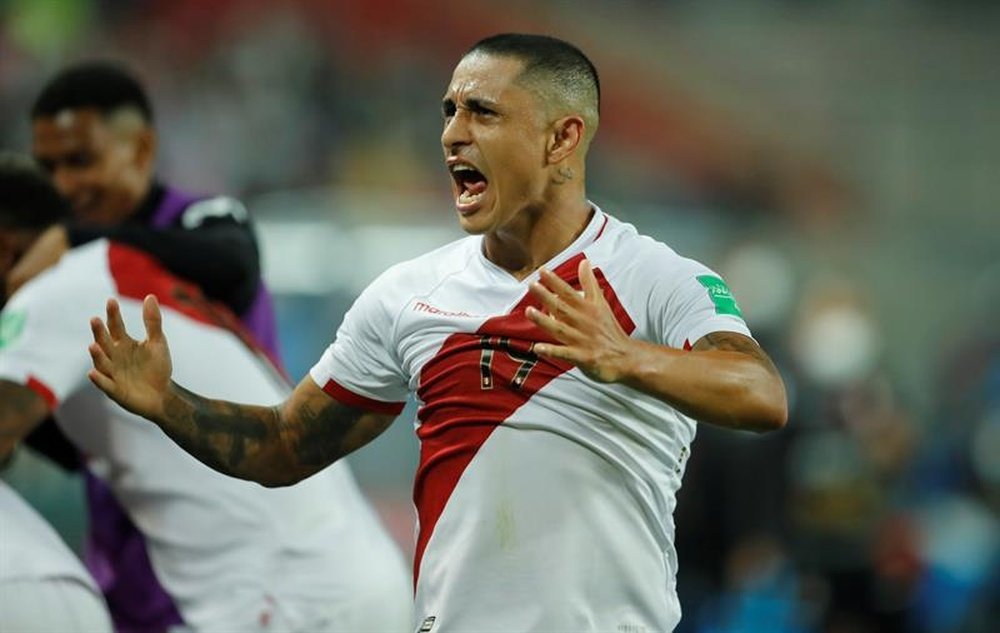 Perú hunde aún más en la miseria a una Chile que se aleja del Mundial. EFE