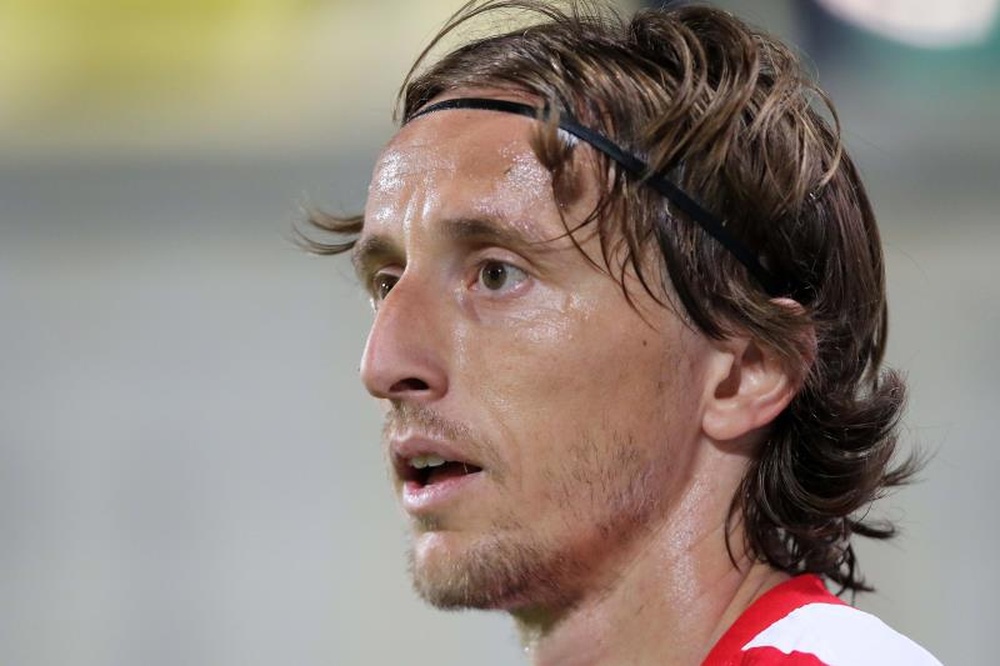 Modric salva un punto, pero no el liderato. EFE