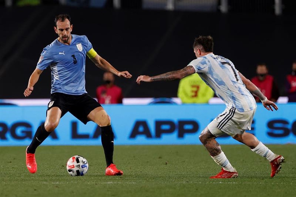 Uruguay perdió por 3-0 ante Argentina. EFE