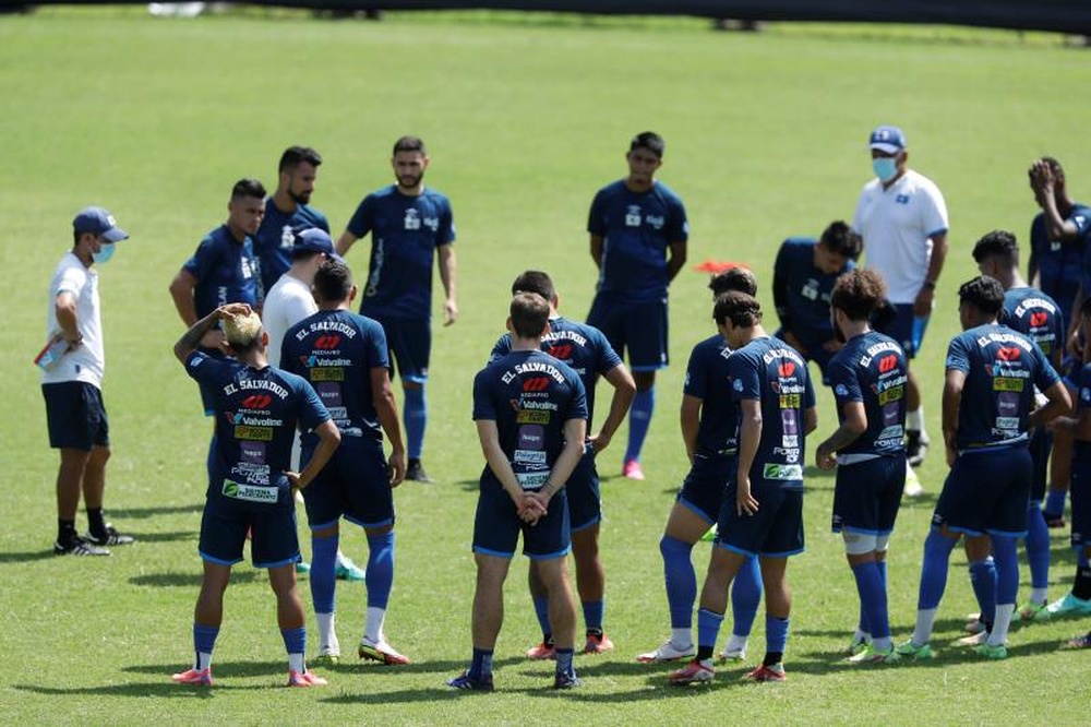 A El Salvador le urge ganar para no perder mas terreno frente a un México invicto y líder. EFE
