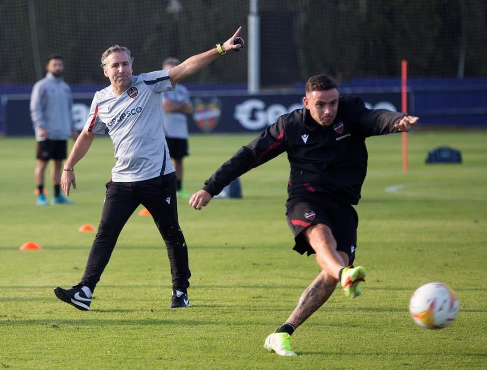 Pereira conoció a sus jugadores y dirigió su primer entrenamiento en el Levante. EFE