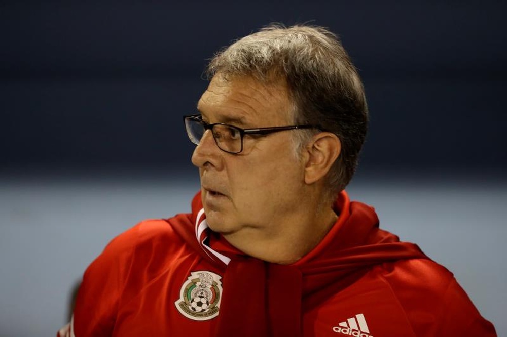 México venció por 0-2 a El Salvador. EFE
