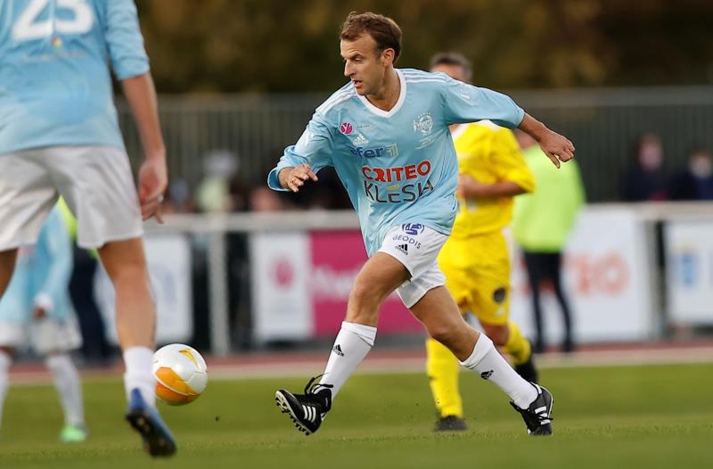 Macron, futbolista y goleador por un día. EFE