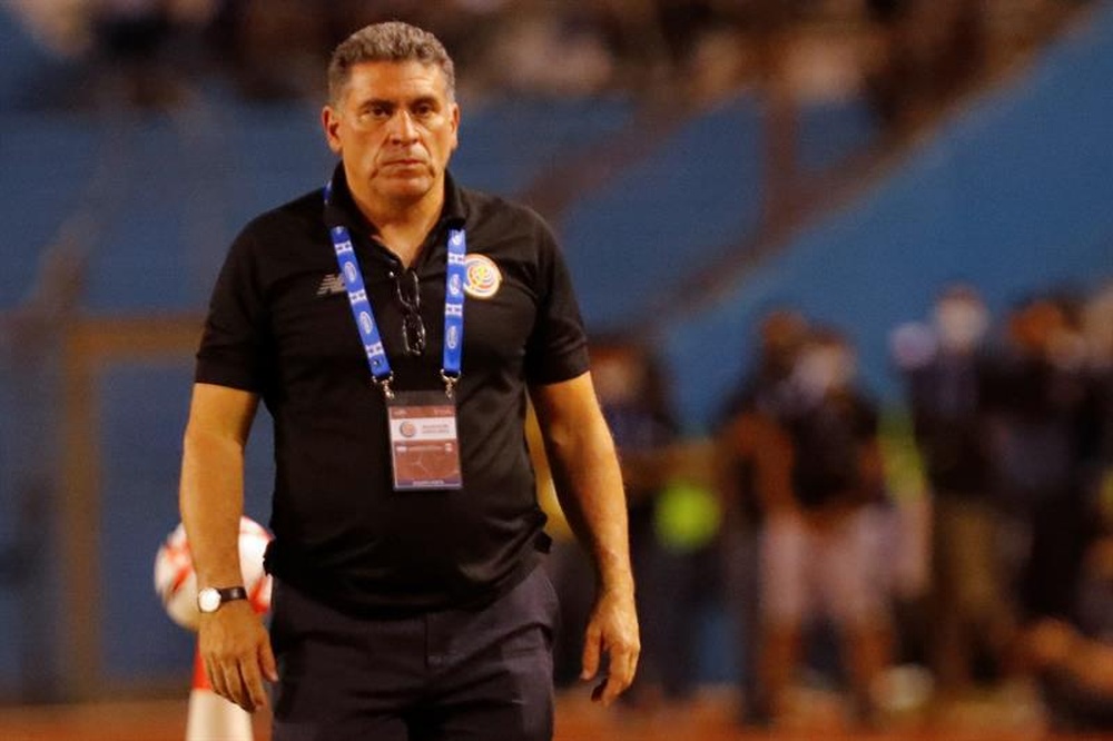 El entrenador de Costa Rica, positivo por COVID-19. EFE