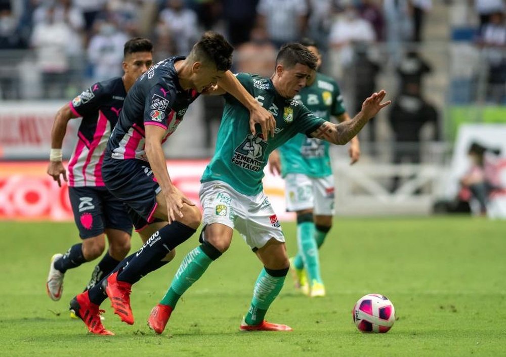 Ariel Holan le gana la partida a Javier Aguirre en Monterrey. EFE