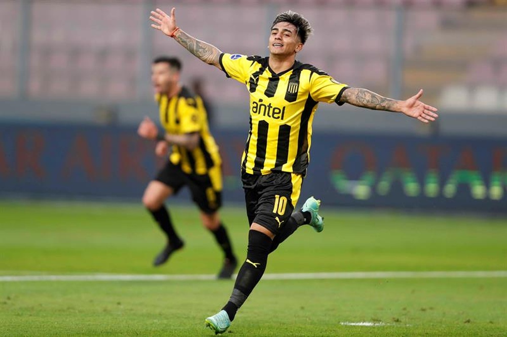 Peñarol y Villa Española se enfrentarán en la jornada ocho. EFE