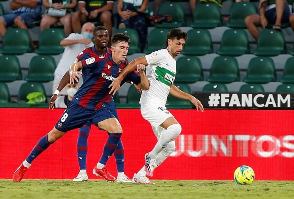 Javier Pastore (d) jugó su primer partido como titular en el Elche. EFE/Archivo