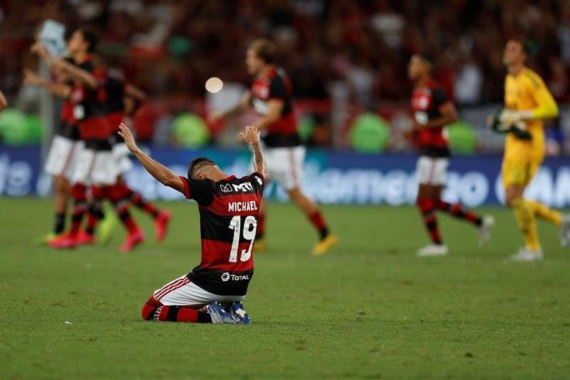 Flamengo baja a la tierra a Atlético Mineiro