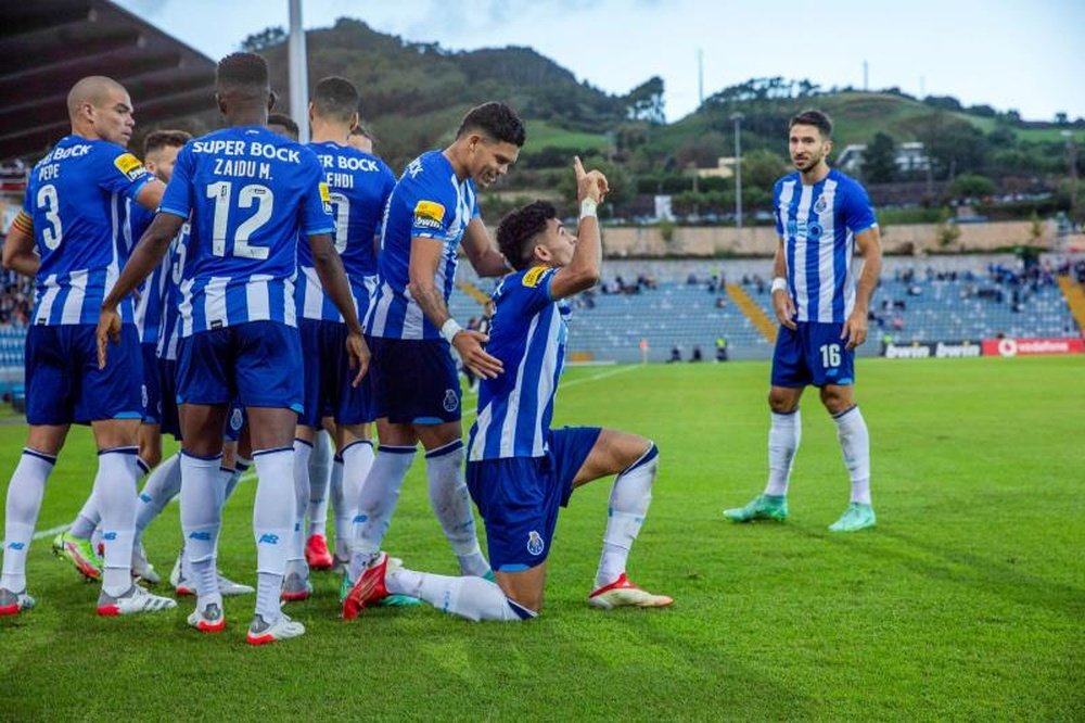 Luis Díaz señala el camino del Oporto. EFE