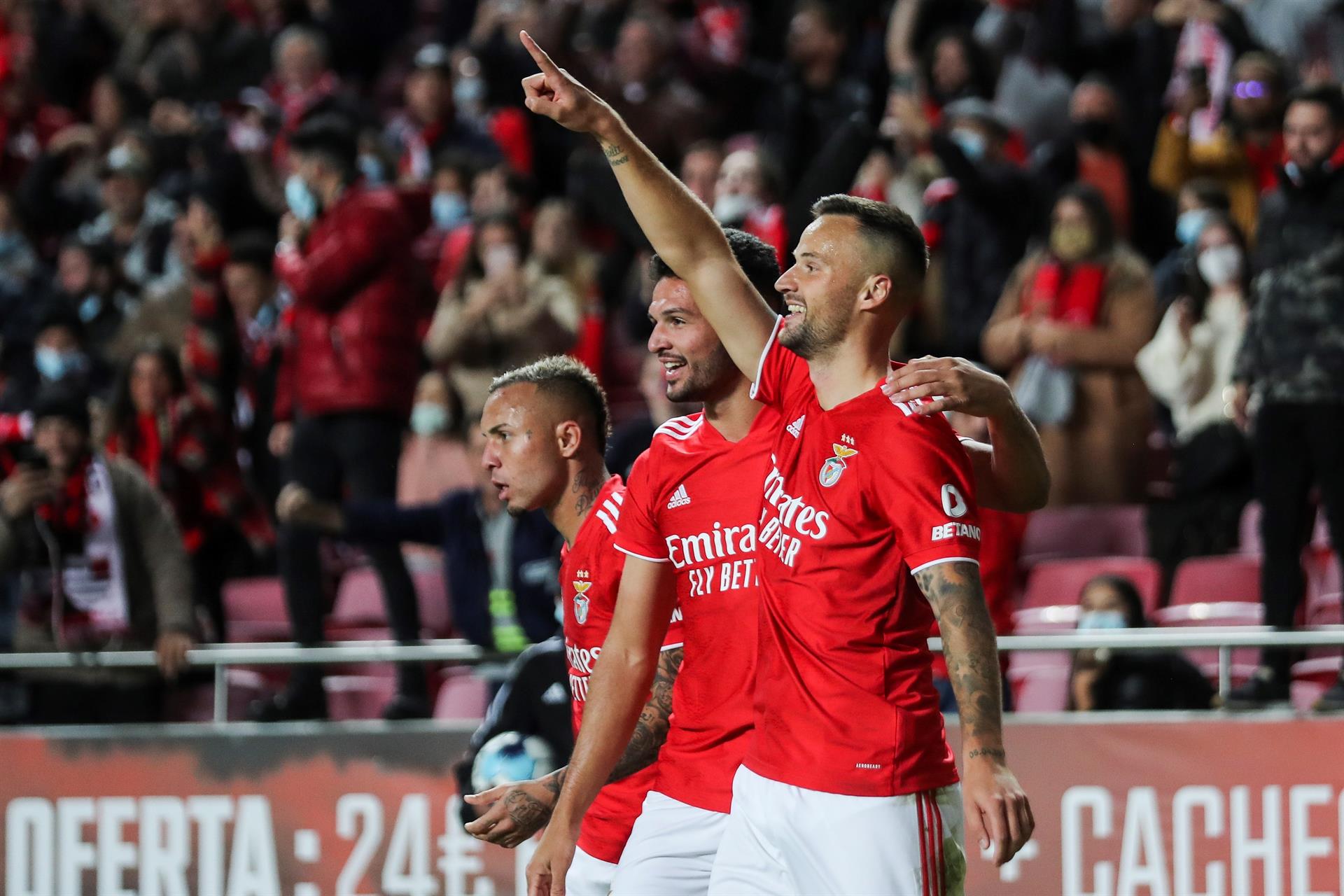 El Benfica tritura al Paços, sella su pase a octavos y manda un aviso ...