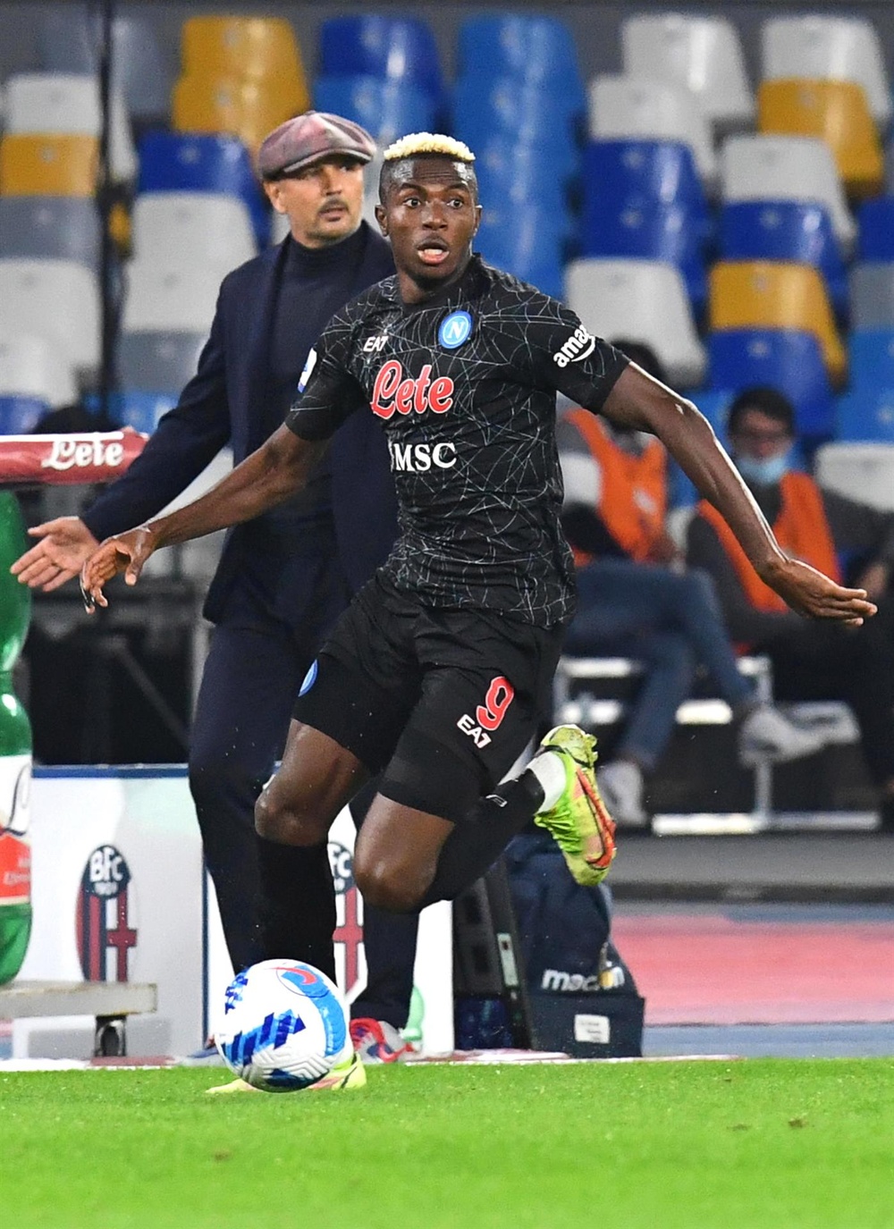 Victor Osimhen tendrá que operarse. EFE