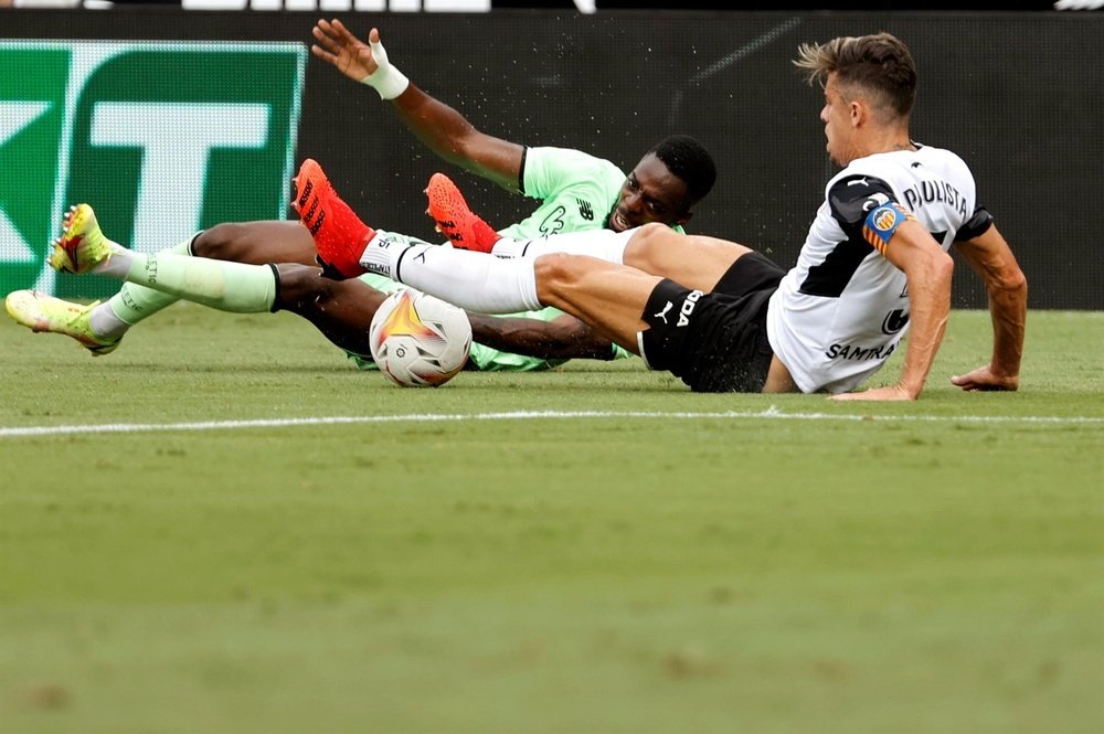 Gabriel Paulista sigue sin poder reincorporarse. EFE