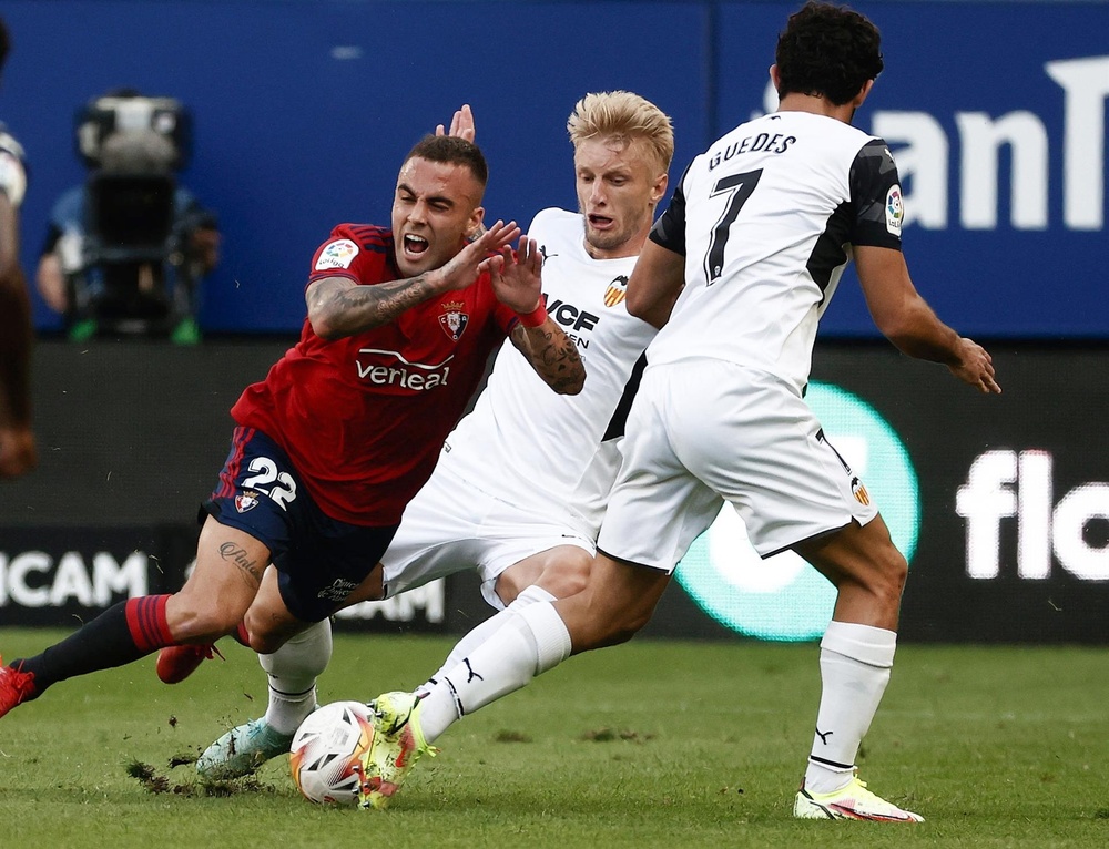 Osasuna se enfrenta al Elche. EFE