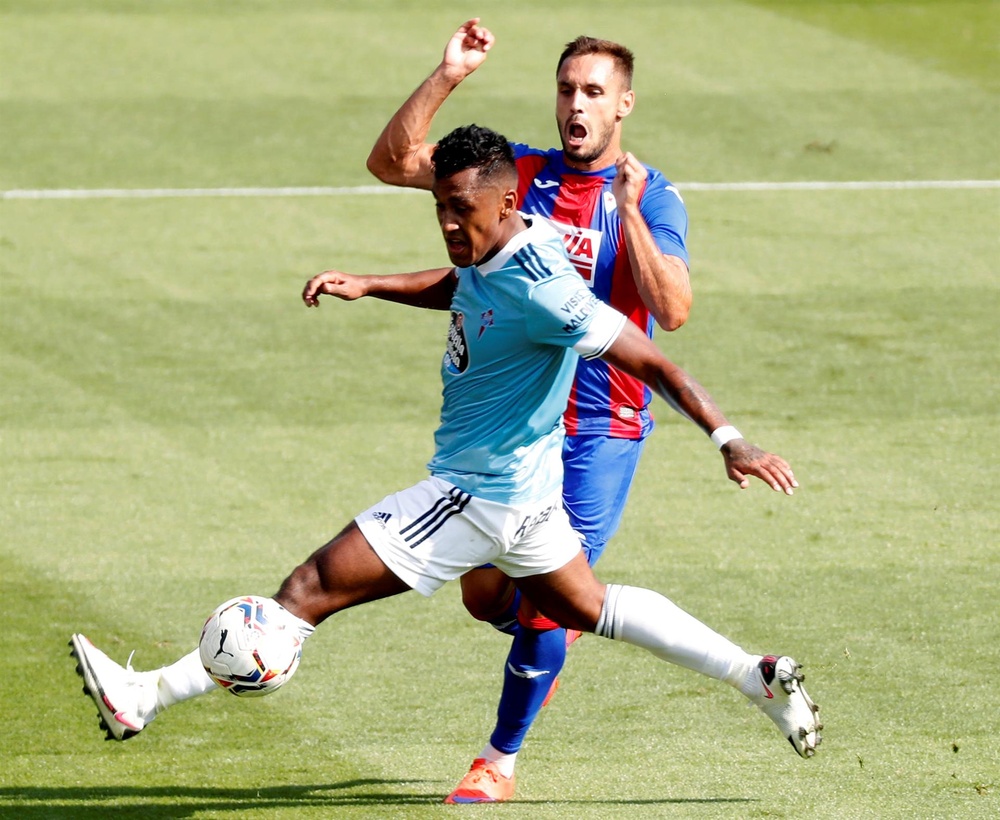 Renato Tapia solo piensa en el día a día del Celta. EFE