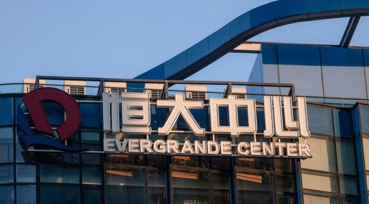 China retira a Evergrande la licencia del terreno de un megaestadio