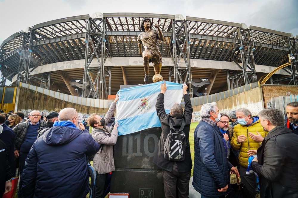 Nápoles recuerda a su amado Maradona con murales, esculturas y retratos. EFE