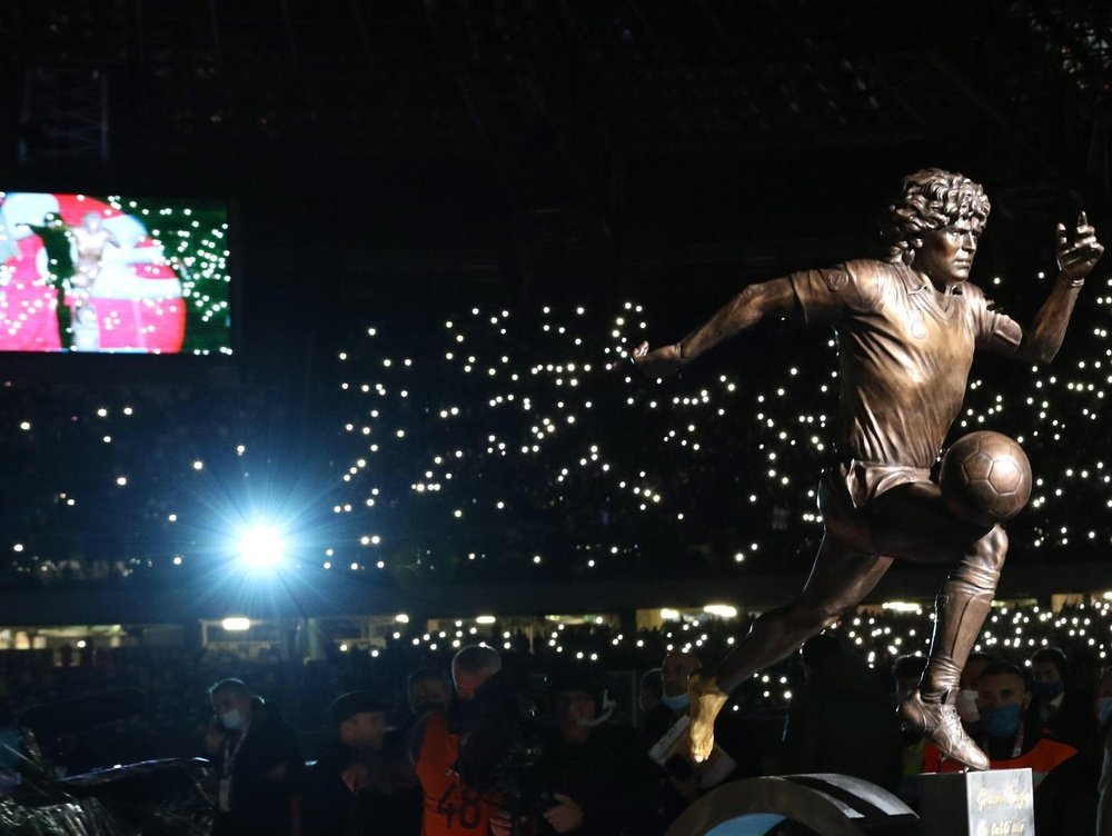 Preciosa estatua de homenaje a Maradona en Nápoles. EFE