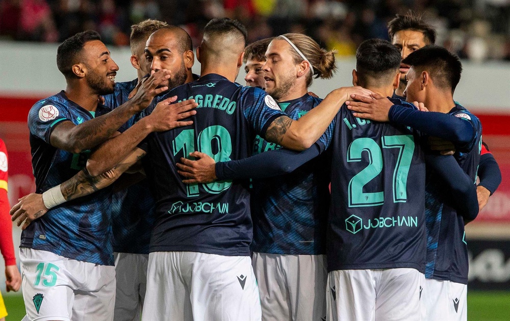 El Cádiz le hace un siete a un rival cinco divisiones por debajo. EFE