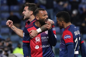 Un golazo de chilena salva al Cagliari de la derrota