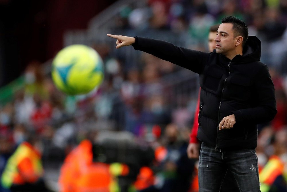 Xavi no se separa de su cazadora Moncler, una marca ligada al fútbol. EFE