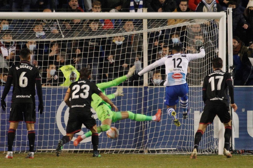 El Alcoyano pasó ante el Levante. EFE