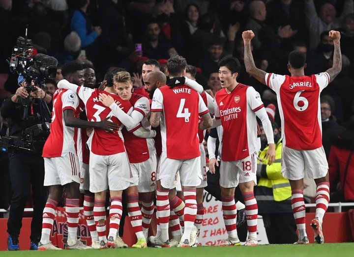 El Arsenal alcanza los puestos de Champions tras el impulso del derbi