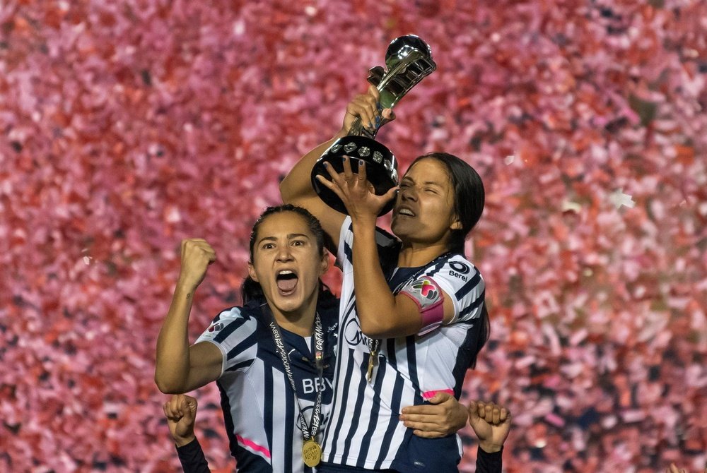 Alejandría Godínez eleva al cielo a las nuevas campeonas de México. EFE