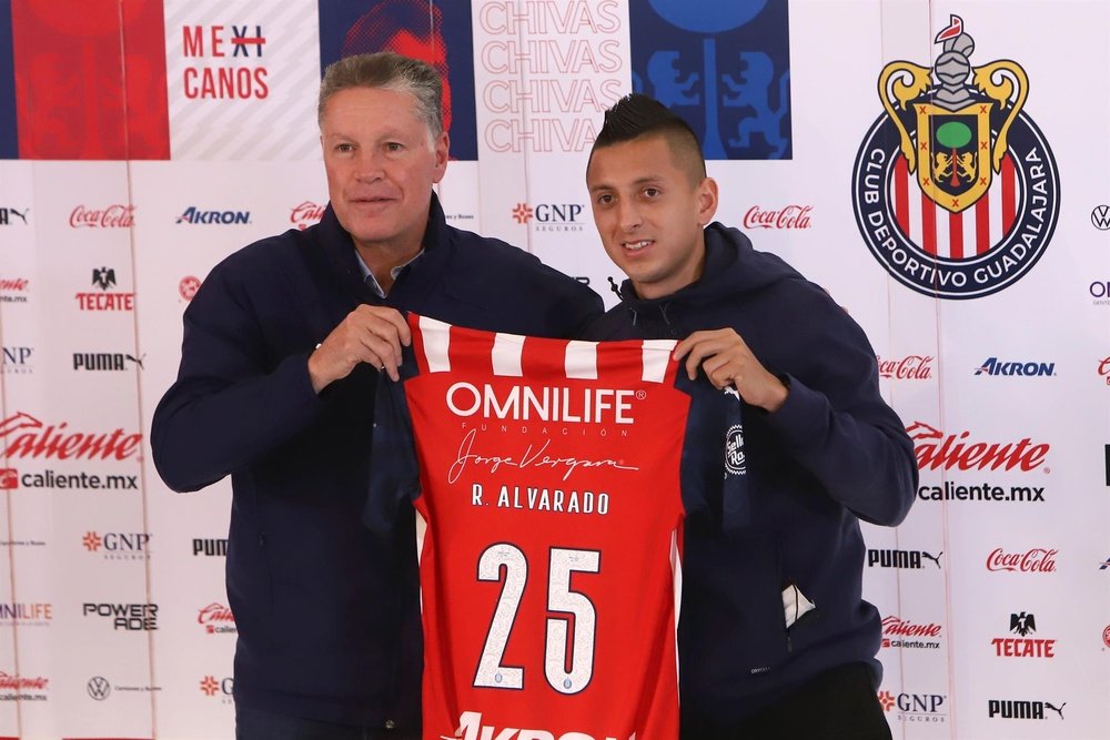 Alvarado confía en llegar al Mundial con el fichaje de Chivas. EFE