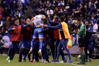 El uruguayo Maximiliano Araújo rescata un empate del Puebla ante el América. EFE