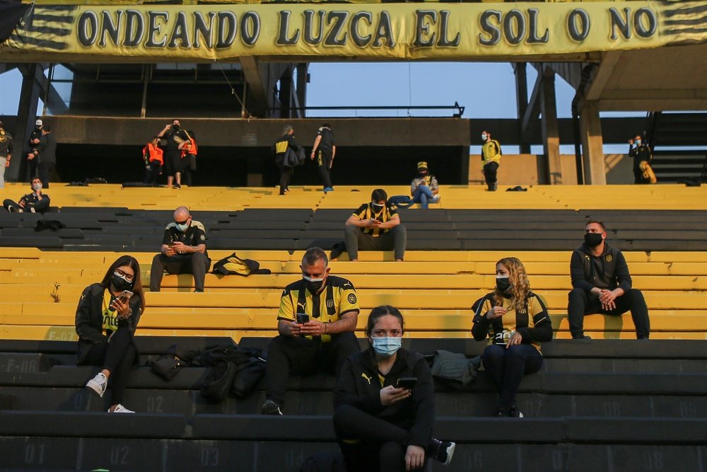 La violencia y el COVID-19 ponen en jaque el fútbol en Uruguay. EFE