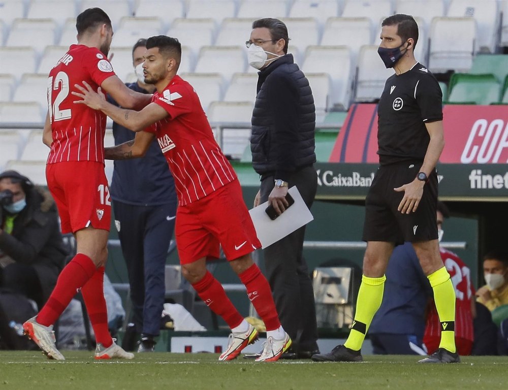 Tecatito debutó en la reanudación del derbi de Sevilla suspendido. EFE