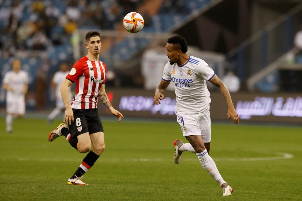 Militao tendrá un partido de sanción por la roja de la Supercopa. EFE