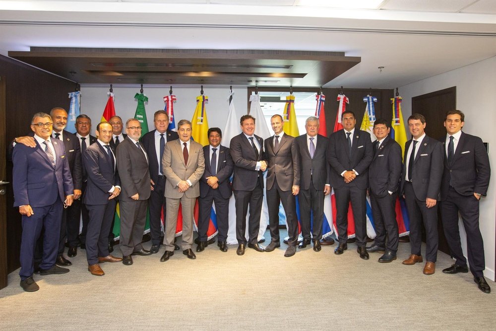 Domínguez y Ceferin, en el centro, estrecharon lazos entre CONMEBOL y UEFA. EFE