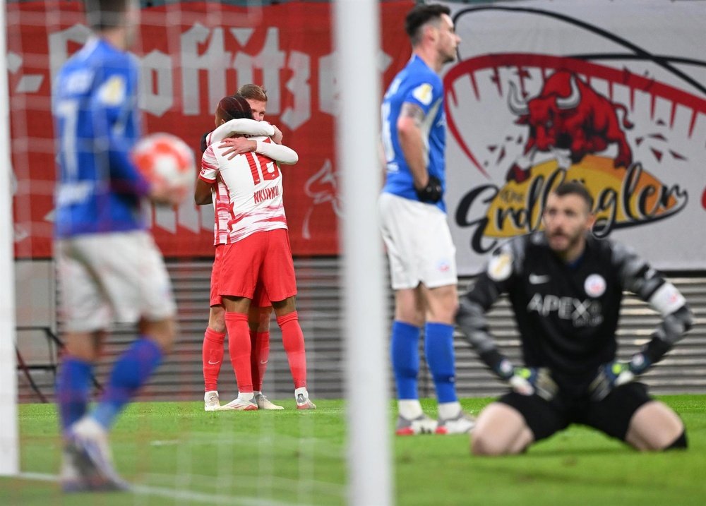 El RB Leipzig venció 2-0 al Hansa Rostock. EFE