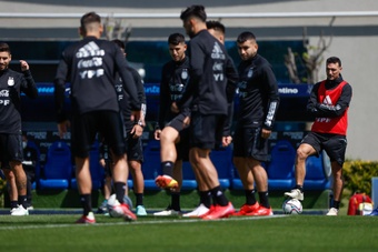 Sin Messi en el campo, el seleccionado argentino comienza los entrenamientos. EFE