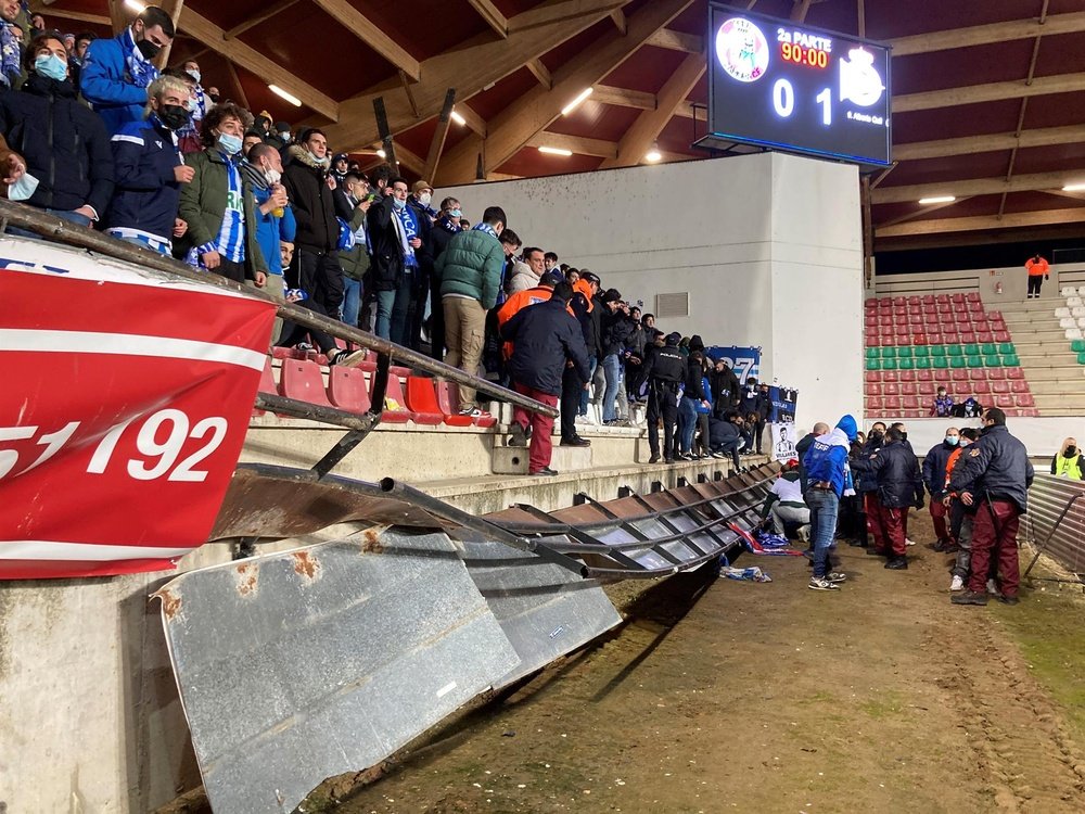 La valla cedió cuando los aficionados celebraban el gol del Deportivo. EFE