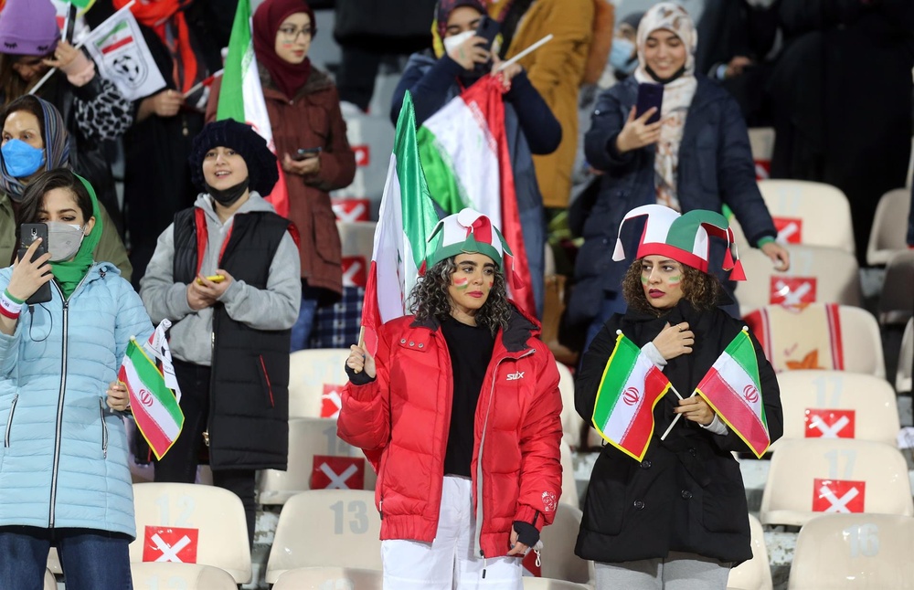 Mulheres assistindo Irã contra Iraque 2022
