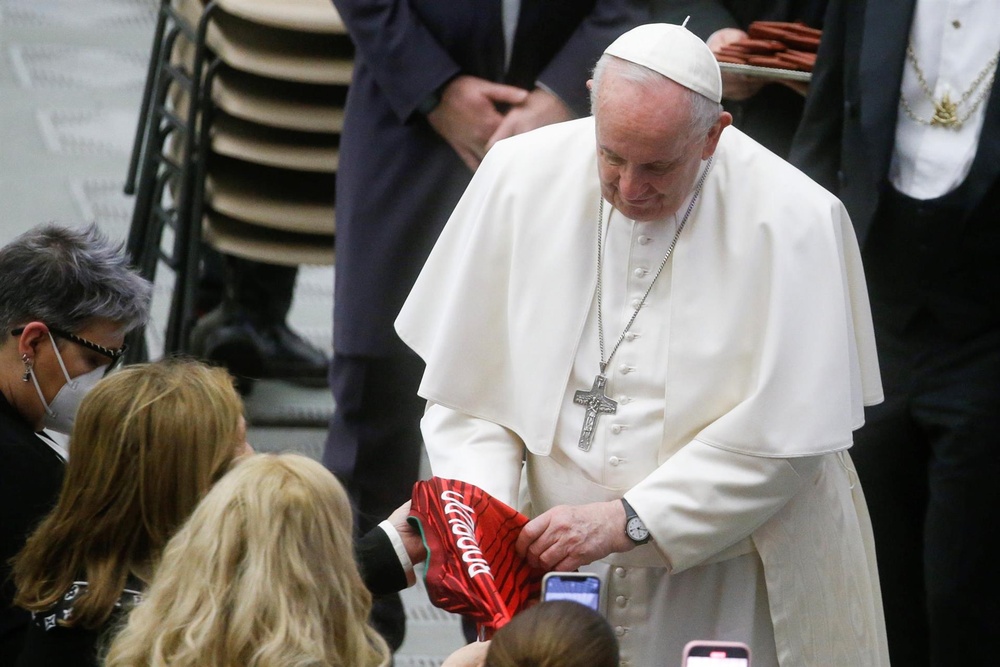 El papa Francisco ya es de CR7: su madre le regaló una camiseta