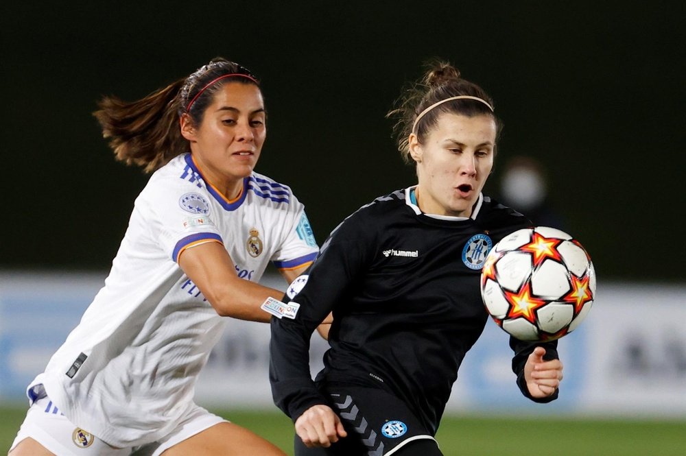 Kenti Robles cree que la Liga ha ayudado a crecer al fútbol femenino. EFE
