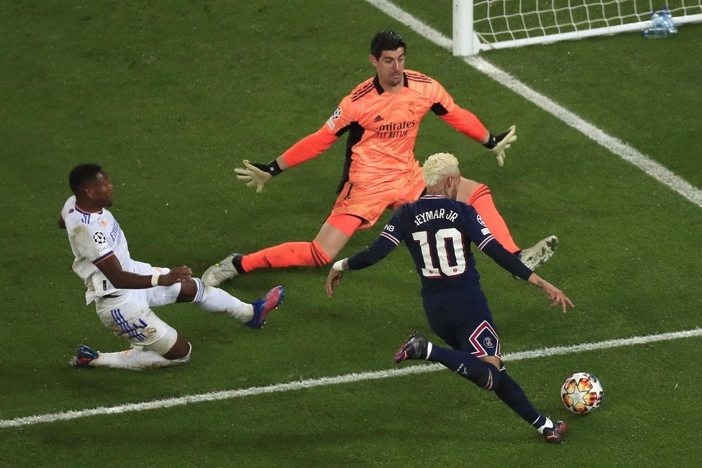 Courtois evita la debacle de un equipo seco. EFE