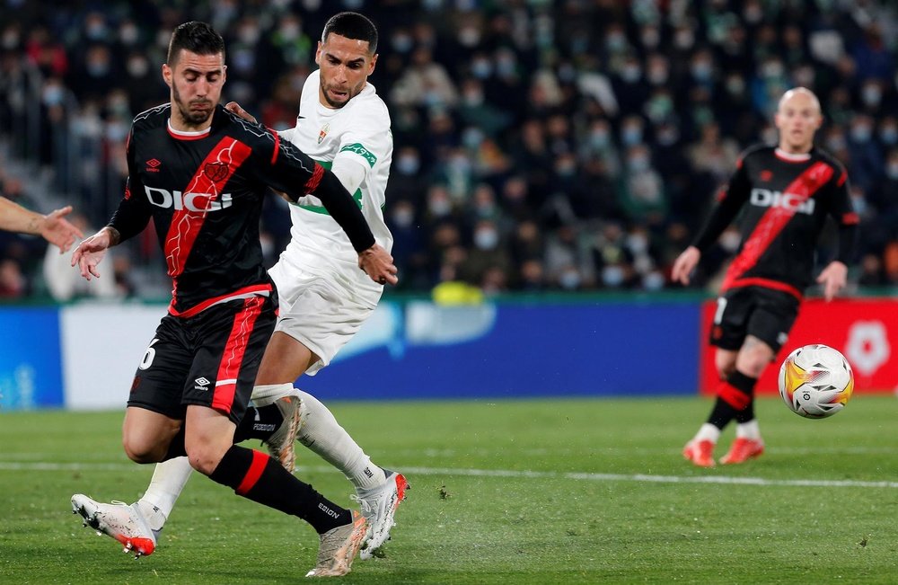 Mascarell le recordó al Barça la capacidad de puntuar del Elche ante los grandes. EFE