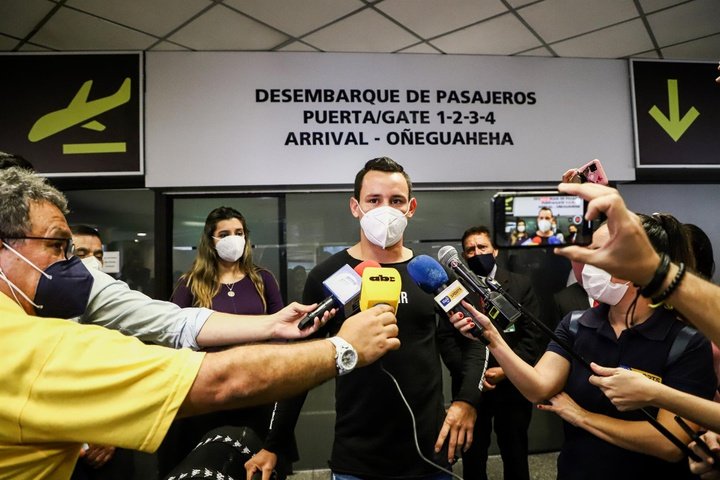Ariel López se emocionó en su llegada a Paraguay tras salir de Ucrania