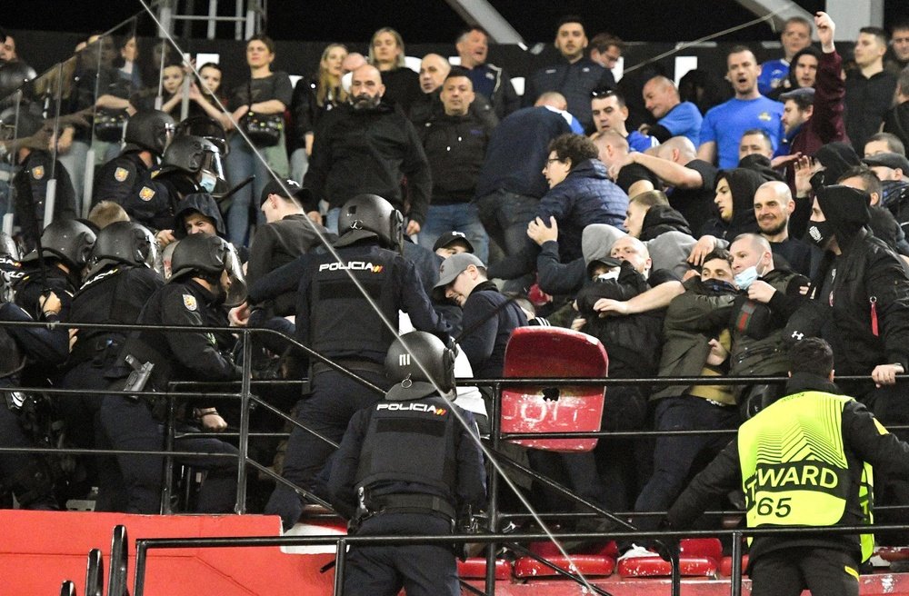 Ultras de Rayo y Dinamo de Zagreb quisieron convertir Sevilla en campo de batalla. EFE
