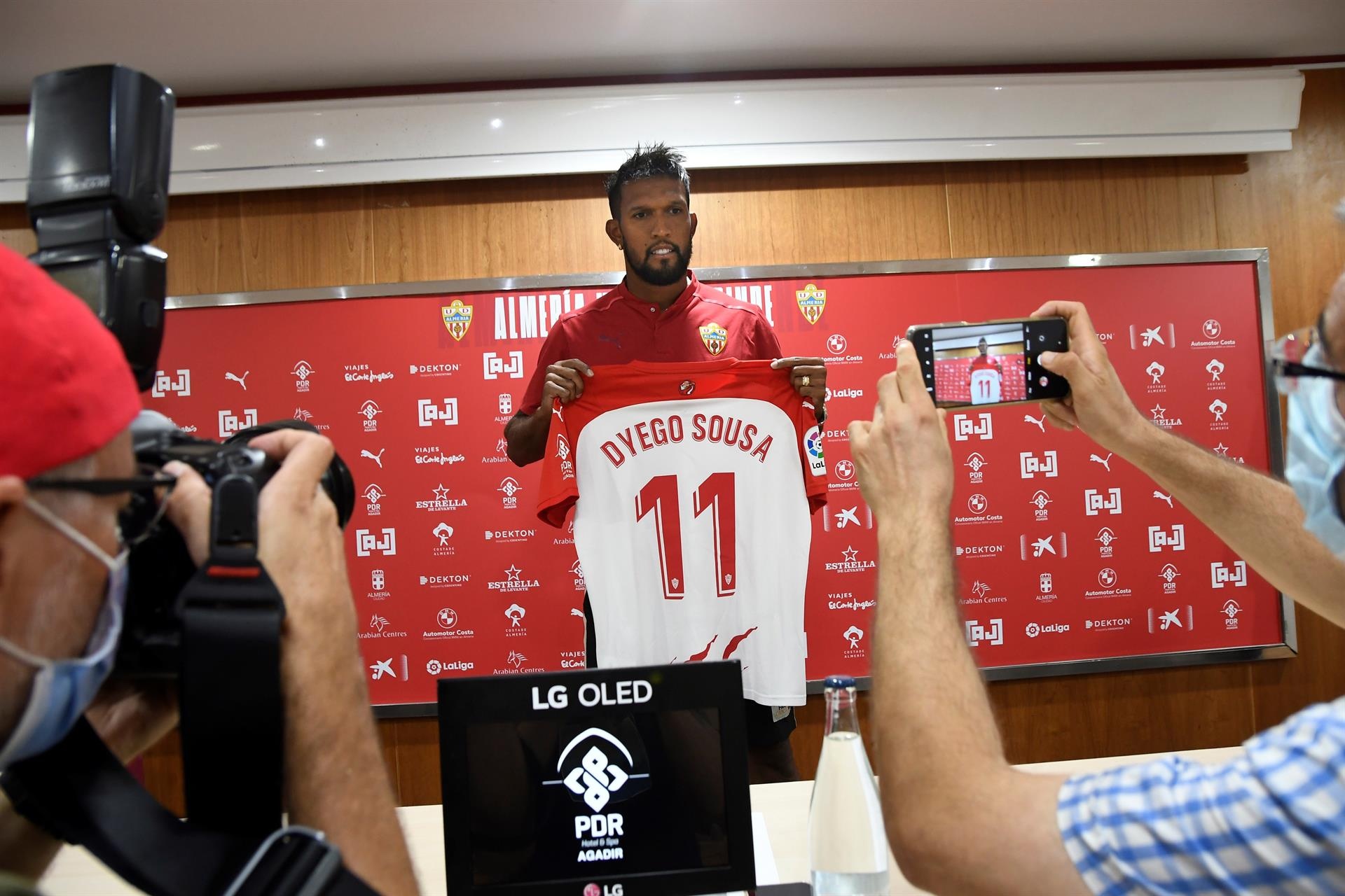 El Almería premia a Dyego Sousa con la renovación