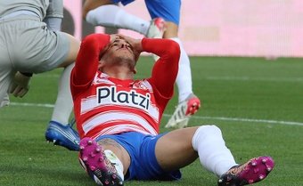Carlos Neva se lesionó de gravedad ante el Alavés y tuvo que ser intervenido. EFE