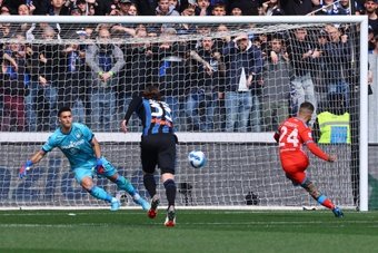 El Nápoles impone su efectividad en Bérgamo y presiona al Milan. EFE