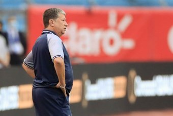 El colombiano Hernán Gómez abandona el banquillo de la selección de Honduras. EFE