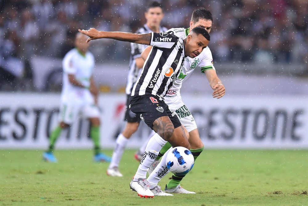 Ademir Santos salva los muebles del 'Galo' en el 'Clásico Mineiro'. EFE