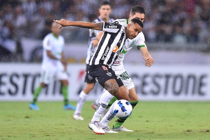 Ademir Santos salva los muebles del 'Galo' en el 'Clásico Mineiro'