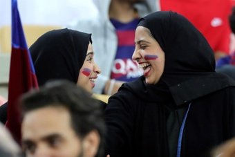 Las saudíes, ciudadanas de 'segunda clase' pese a tener baños en el estadio. EFE